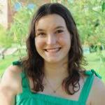Emily Rice '24, 十大正规博彩网站评级博彩平台推荐大学 psychology major, photo portrait. 穿着绿色无袖连衣裙. 